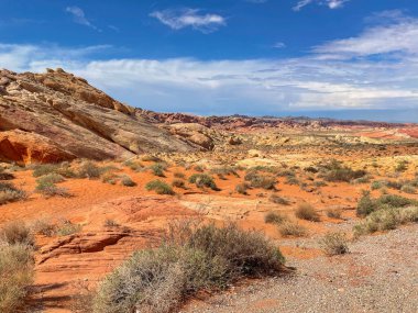 Nevada 'daki Ateş Vadisi' ndeki kırmızı kumtaşı kanyonu.