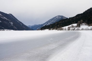 Weissensee, Avusturya - 8 Şubat 2022: Weissensee Gölü (Avusturya) Kışın soğuk bulutlu bir günde