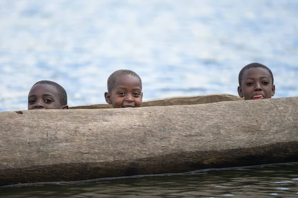 乌干达卡巴雷 2022年6月12日 夏天阳光灿烂的一天 乌干达Bunyonyi湖上的独木舟上的儿童 — 图库照片