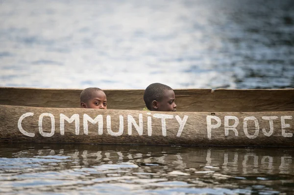 乌干达卡巴雷 2022年6月12日 夏天阳光灿烂的一天 乌干达Bunyonyi湖上的独木舟上的儿童 — 图库照片
