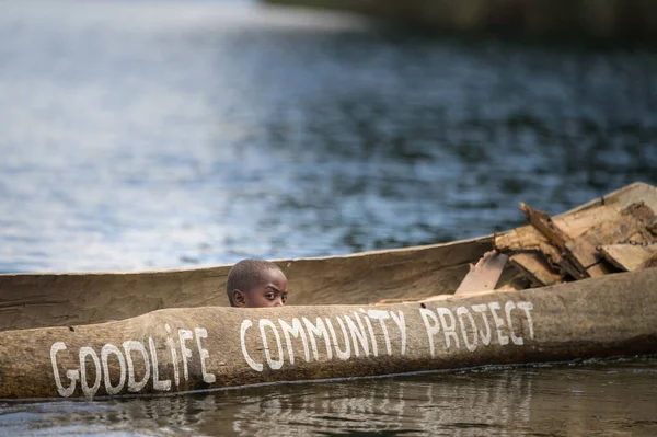 Kabale Ουγκάντα Ιουνίου 2022 Παιδιά Ένα Κανό Dugout Στη Λίμνη — Φωτογραφία Αρχείου