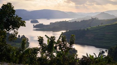 Bunyonyi Gölü 'nde güzel bir gün batımı (Uganda), bulutlu bir gökyüzü, hava manzarası