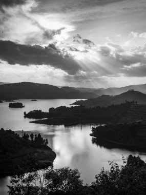 Bunyonyi Gölü 'nde güzel bir gün batımı (Uganda), bulutlu bir gökyüzü, hava manzarası