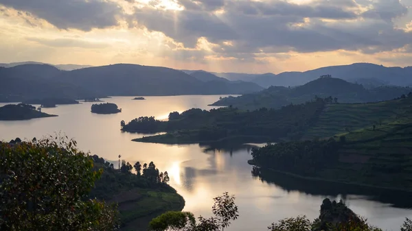 Bunyonyi Gölü 'nde güzel bir gün batımı (Uganda), bulutlu bir gökyüzü, hava manzarası