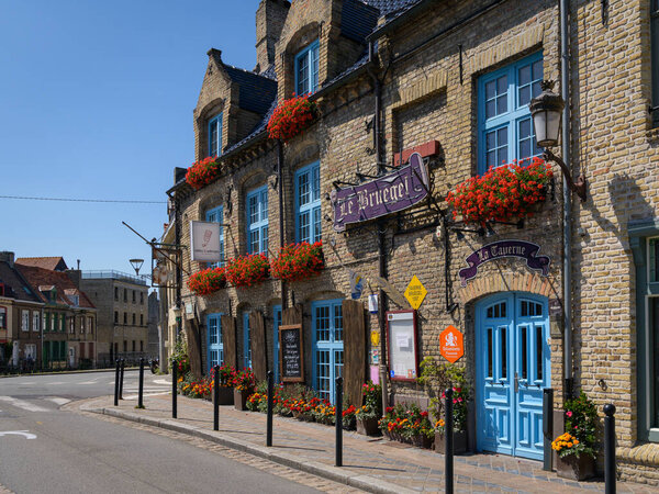 Берг, Франция - 5 июля. 2022: Старый традиционный дом в ясный день во Франции, голубое небо, лето