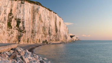 Yazın güneşli bir akşamda Ault yakınlarındaki sahil ve yüksek uçurumlar, mavi gökyüzü, kuzey Fransa