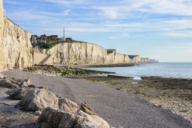 Yazın güneşli bir günde Ault yakınlarındaki sahil ve yüksek uçurumlar, mavi gökyüzü, kuzey Fransa