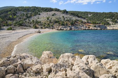 Deniz kenarında bir körfez Güzel bir günde, güneş ışığı, Hırvatlar