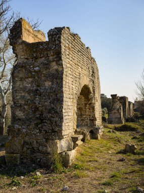 Baharda güneşli bir günde Arles yakınlarında barbekü su kemeri ve değirmenleri. Bu Roma kompleksi bir su kemeri ve iki paralel sekiz kişilik yamaçtan inen 16 su tekerleğinden oluşuyordu. (Provence, Fransa)