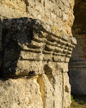 Baharda güneşli bir günde Arles yakınlarında barbekü su kemeri ve değirmenleri. Bu Roma kompleksi bir su kemeri ve iki paralel sekiz kişilik yamaçtan inen 16 su tekerleğinden oluşuyordu. (Provence, Fransa)
