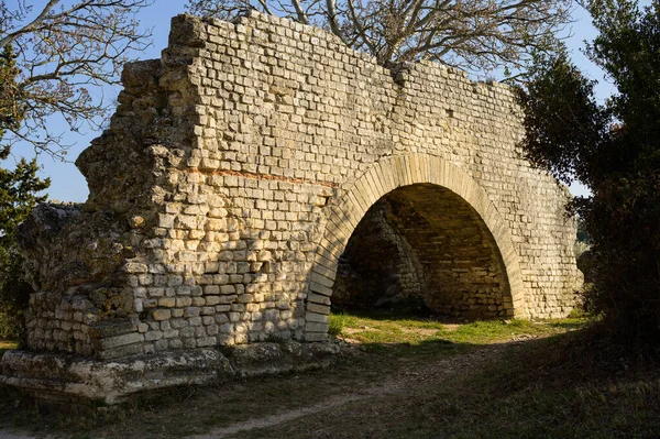 stock image Barbegal aqueduct and mills near Arles on a sunny day in spring. This roman complex consisted of an aqueduct and 16 water wheels in two parallel sets of eight descending a steep hillside. (Provence, France)