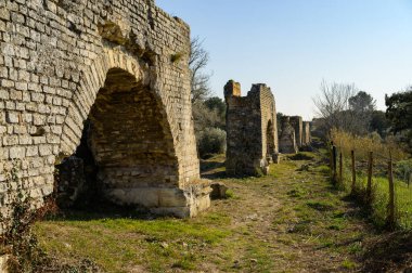 Baharda güneşli bir günde Arles yakınlarında barbekü su kemeri ve değirmenleri. Bu Roma kompleksi bir su kemeri ve iki paralel sekiz kişilik yamaçtan inen 16 su tekerleğinden oluşuyordu. (Provence, Fransa)