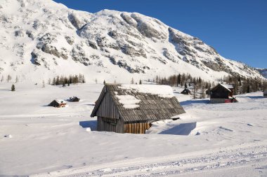 Kış manzarasında küçük bir kulübe, kar, mavi gökyüzü, soğuk