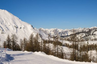 Dağlarda güzel bir kış manzarası, mavi gökyüzü, kar