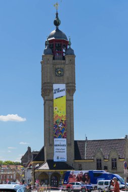 Bergues, Fransa - 5 Temmuz 2022: Bergues Belfort Yazın güzel bir günü, açık bir gün, mimari