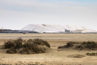 Salin de Giraud, Fransa - 2 Mart 2023: Provence France 'taki Camargue' de deniz tuzu yığınları, ilkbahar zamanı bulutlu bir gün