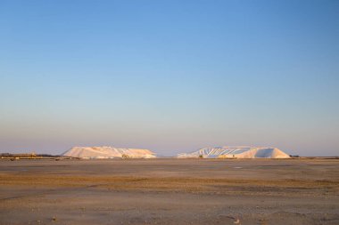 Salin de Giraud, Fransa - 5 Mart 2023: Provence France 'taki Camargue' de deniz tuzu yığınları, ilkbaharın güneşli akşamları