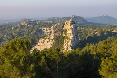 Les Baux de Provence (Fransa) yakınlarında açık bir ilkbahar sabahı mavi gökyüzü ile büyük bir kaya oluşumu