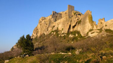Les Baux de Provence (Fransa) 'nın büyük kayası açık bir bahar sabahı mavi gökyüzü ile