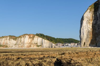 Yazın güneşli bir akşamda Fransa 'nın (Yport) kayalıkları alçak sularda