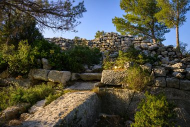 Alpiller 'de güneşli bir sabahta eski taş duvarlar (Provence, Fransa)