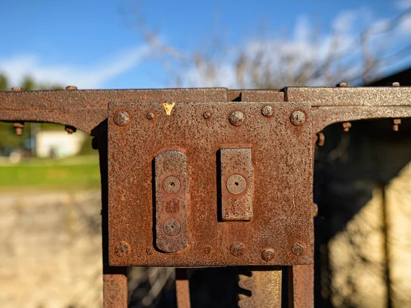 Demir Kapının Eski Paslı Parçası Ilkbaharda Güneşli Bir Gün — Stok fotoğraf