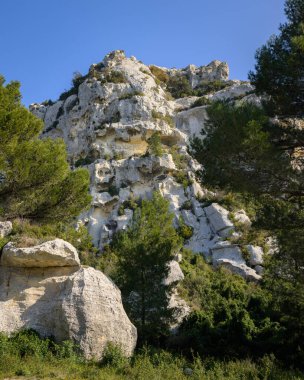 Les Baux de Provence (Fransa) yakınlarında açık bir baharda mavi gökyüzü ile büyük bir kaya oluşumu