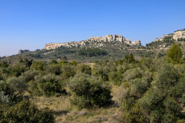 Les Baux de Provence 'ın (Fransa) büyük kayası açık güneşli bir bahar gününde mavi gökyüzü