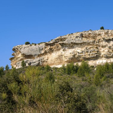 Les Baux de Provence (Fransa) yakınlarında açık bir baharda mavi gökyüzü ile büyük bir kaya oluşumu