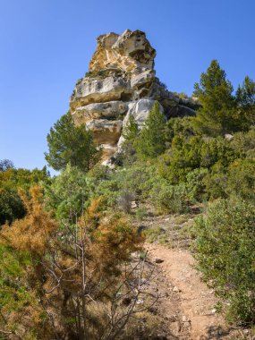 Les Baux de Provence (Fransa) yakınlarında açık bir baharda mavi gökyüzü ile büyük bir kaya oluşumu