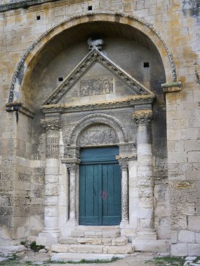 Chapelle Saint Gabriel de Tarascon in the Alpilles (Provence, Fransa), bahar sabahı bulutlu