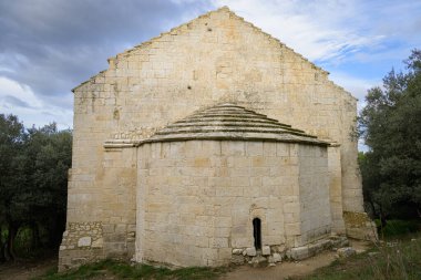 Chapelle Saint Gabriel de Tarascon in the Alpilles (Provence, Fransa), bahar sabahı bulutlu