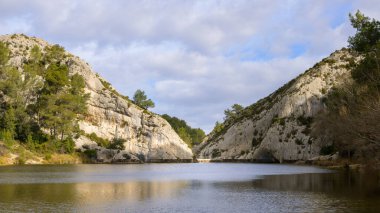 Bahar mevsiminde güneşli bir günde Alpiller 'deki (Provence, Fransa) Lac de Peirou