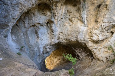 Grotte de Peirou Alpiller 'de (Provence, Fransa) güneşli bir bahar gününde