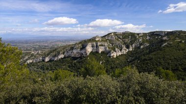 Bahar mevsiminde güneşli bir günde Alpiller 'de (Provence, Fransa) muazzam bir kaya oluşumu