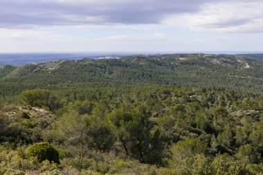 Bahar mevsiminde güneşli bir günde Alpiller 'de (Provence, Fransa) muazzam bir kaya oluşumu