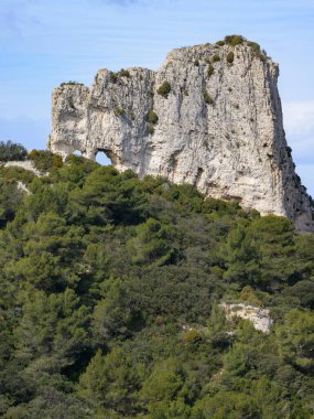 Bahar mevsiminde güneşli bir günde Alpiller 'de (Provence, Fransa) muazzam bir kaya oluşumu