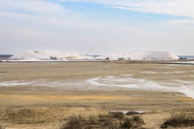 Salin de Giraud, Fransa - 2 Mart 2023: Provence France 'taki Camargue' de deniz tuzu yığınları, ilkbahar zamanı bulutlu bir gün