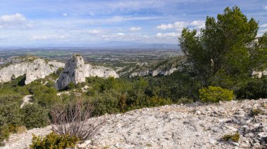 Bahar mevsiminde güneşli bir günde Alpiller 'de (Provence, Fransa) muazzam bir kaya oluşumu