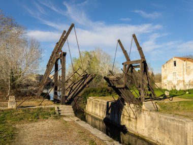 Arles. Fransa - 12 Mart 2013: Van Gogh köprüsü ilkbaharda güneşli bir günde (Provence, Fransa)