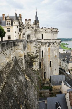 Amboise, Fransa - 8 Ağustos 2013: Amboise Şatosu 'nun büyük bir kulesinin manzarası