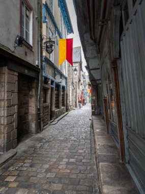 Dinan, Fransa - 12 Ağustos 2018 Dinan şehrinde küçük bir ara sokak, gün ışığı, yaz