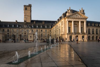 Dijon, Fransa - 28 Ağustos 2018: Yaz aylarında Dijon şehrinde güzel fıskiyeler, gün ışığı, gün batımı