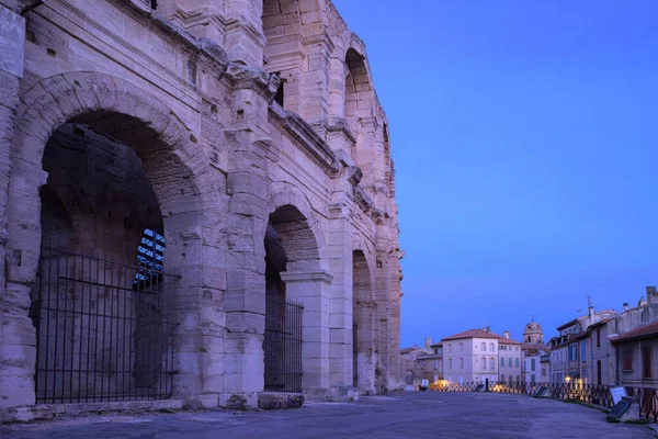 Arles, Fransa - 13 Mart 2023: Roma Arena, sabahın erken saatlerinde, gün doğumu