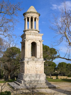 Jules mozolesi, MÖ 30-20 yılları arasında (büyük Roma ailelerinden biri), baharın güneşli bir günü olan Julii tarafından dikildi.