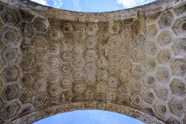 Zafer Kemeri M.Ö. 20.00 'den kalma ve Romalılar tarafından inşa edilmiş, baharın güneşli bir günü.