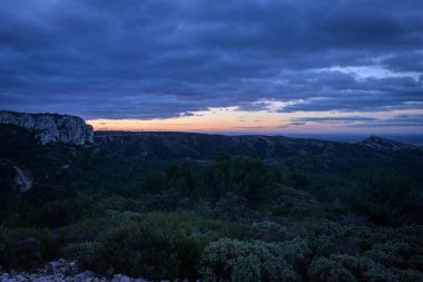 Bahar mevsiminde parçalı bulutlu bir günde Alpiller 'de (Provence, Fransa) gün doğumu