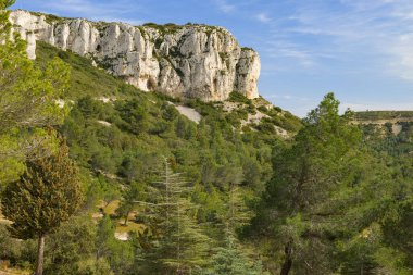 Bahar mevsiminde güneşli bir günde Alpiller 'de (Provence, Fransa) muazzam bir kaya oluşumu