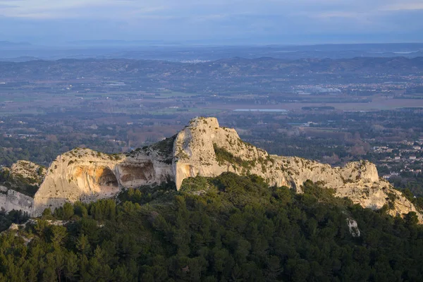 Bahar mevsiminde parçalı bulutlu bir günde Alpiller 'de (Provence, Fransa) gün doğumu