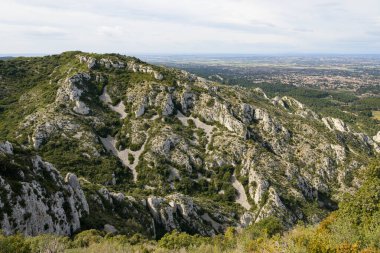 Bahar mevsiminde güneşli bir günde Alpiller 'de (Provence, Fransa) muazzam bir kaya oluşumu